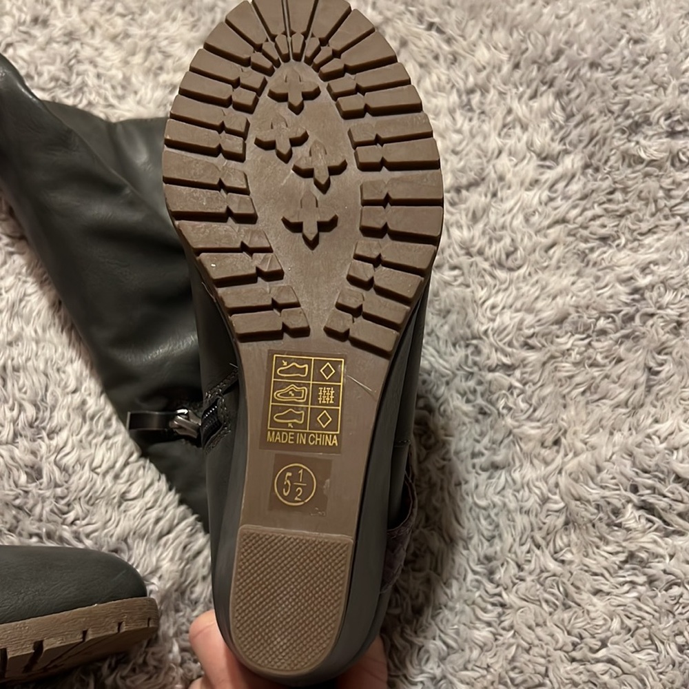 Womens wedge boots. Gray size 5.5 with cute buckles on the side. - Picture 4 of 9